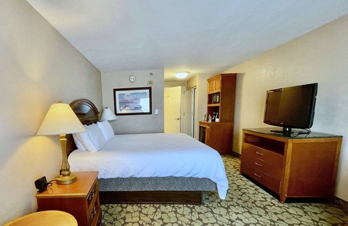 Chinatown Hotel | Family-Friendly Room with Pool Close to The Galleria and Meyerland Park