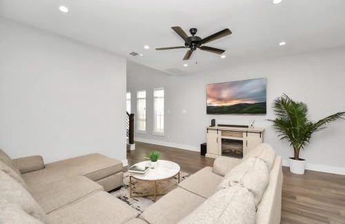 Clodine House | Family Friendly Spacious 3 Bedroom w Pool Table