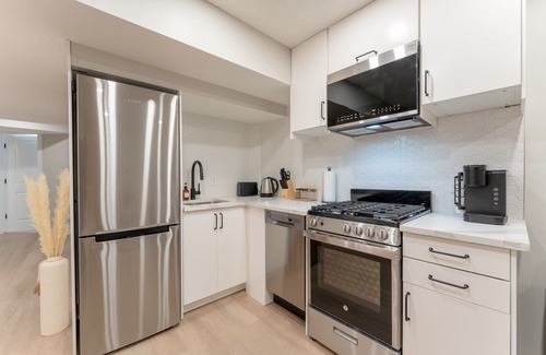 Northwest Calgary House | Family Friendly suite with close by amenities | 14mins to YYC | 20mins DT