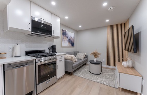 Northwest Calgary House | Family Friendly suite with close by amenities | 14mins to YYC | 20mins DT