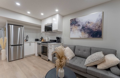 Northwest Calgary House | Family Friendly suite with close by amenities | 14mins to YYC | 20mins DT