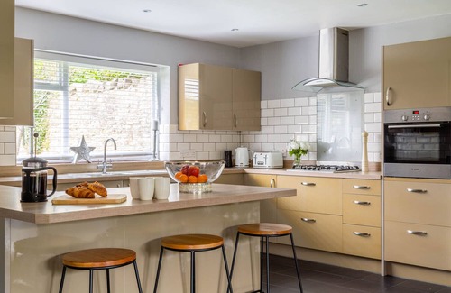 Bath House | Family & group friendly, free parking, central house