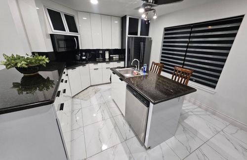 McAllen House | Family Luxury Home With Pool in Mcallen Near by Hospitals and Stores