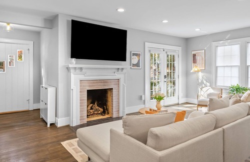 Lindley Park House | Family Peaceful Getaway w/HotTub, FirePit, Pool! 12min to Sedgefield CC!