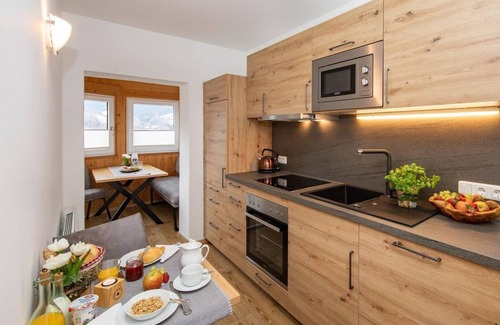 Zell am See Bed & Breakfast | Family Room with Balcony Lake View - Ditzer, Haus