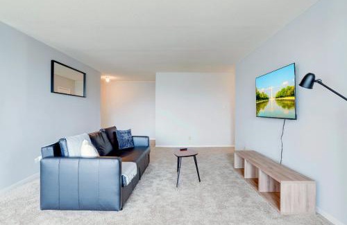 Crystal City Apartment | Family-Sized 3BR Retreat Minutes from Reagan National