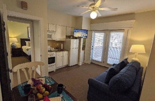 Lackey Cottage | Family-sized Cottage, minutes away from Water Country USA & Busch Gardens!