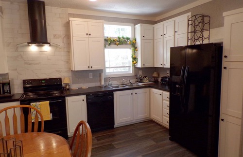 Edgar House | Family-sized lakehouse w/dock and water access. Close to Gainesville!