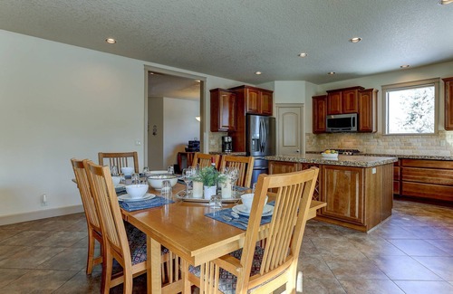 Redmond House | Fantastic Eagle Crest Home, Resort Pool, Fitness Center, Golf, Pickleball, Fireplace, Quiet Street