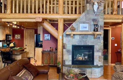 Coram Cabin | Fantastic log home 10 minutes from the west entrance of Glacier National Park