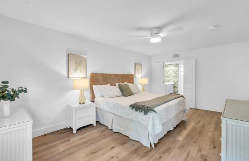 Park Shore House | Fantastic Views - A Fully Renovated Deluxe Condo W Private Beach Access