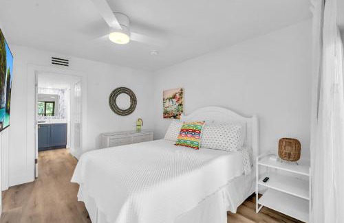 Park Shore House | Fantastic Views - A Fully Renovated Deluxe Condo W Private Beach Access