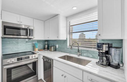 Park Shore House | Fantastic Views - A Fully Renovated Deluxe Condo W Private Beach Access