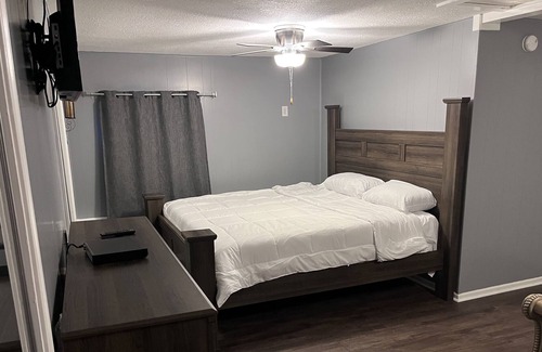 Deepwater House | Farm House on 30 acres by Truman Lake, Clinton Missouri, and Bucksaw Marina