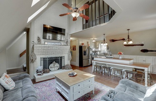 Gainesville Cabin | Farmhouse in a Peaceful Paradise with Huge Hot tub