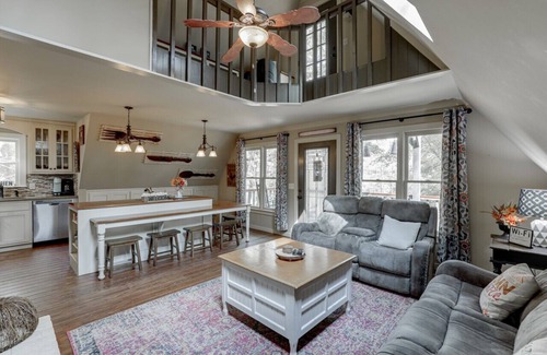 Gainesville Cabin | Farmhouse in a Peaceful Paradise with Huge Hot tub