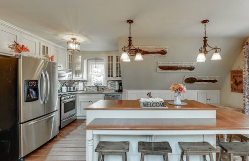 Gainesville Cabin | Farmhouse in a Peaceful Paradise with Huge Hot tub