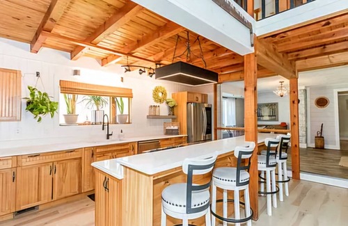 Wilson Creek House | Farmhouse Mansion with fishing pond and hiking. 5-bedroom house WiFi Troutdale