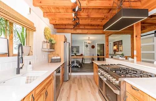 Wilson Creek House | Farmhouse Mansion with fishing pond and hiking. 5-bedroom house WiFi Troutdale