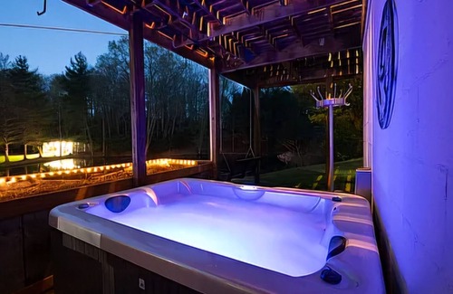 Wilson Creek House | Farmhouse Mansion with fishing pond and hiking. 5-bedroom house WiFi Troutdale