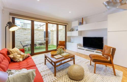 Carlton South House | Farrah Designer Three Bedroom Carlton Residence
