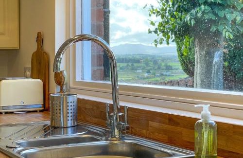 Penrith House | Fell View - Dog-Friendly House, Enclosed Garden & Great Views