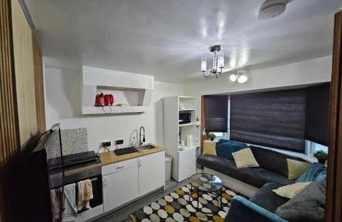 Oldbury Apartment | Femros Apartments, 15mins to city center.