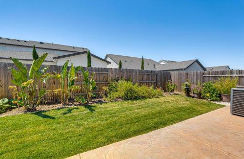 Roseville Apartment | Fenced-In Yard Apt 7 Mi to Westfield Galleria