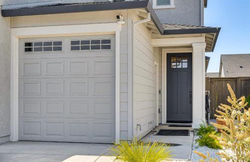 Roseville Apartment | Fenced-In Yard Apt 7 Mi to Westfield Galleria