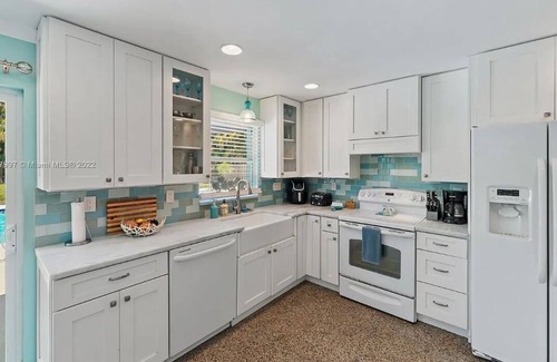 North River Shores House | Fenced Yard, All 3 Beds King-Size, Walking Neighborhood & Ocean Access