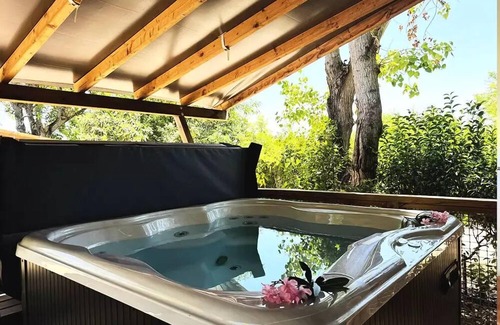 Cabrieres-dʼAigues House | Ferienhaus Ansouis mit Jaccuzi 33m2 - 2 Schlafzimmer - 2 Badezimmer + Jacuzzi 4 Personen
