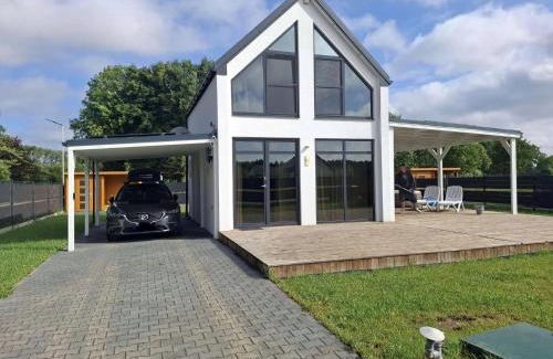 gmina Wolin House | Ferienhaus Mila 70qm bis 5 Gäste mit Fass-Sauna, Whirlpool April bis Oktober, 75qm Terrasse und eingezäunten Garten Haustiere willkommen