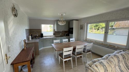Bad Hersfeld House | Ferienhaus Platzhirsch in Bad Hersfeld mit Garten, 2 Bäder, 3 Schlafzimmer & Küche - gratis Parkplätze
