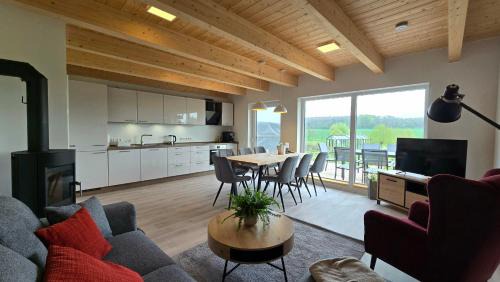 Hohen Schonberg Apartment | Ferienhaus Südgarten mit Kamin an der Ostsee
