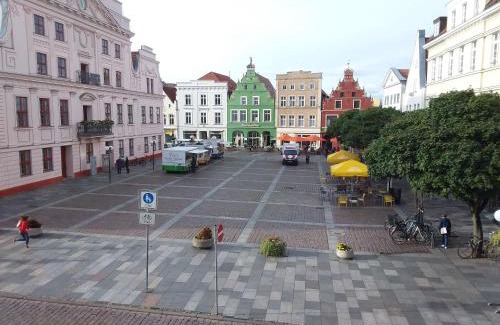 Guestrow Apartment | Ferienwohnung am Markt - ein Zuhause mit Aussicht