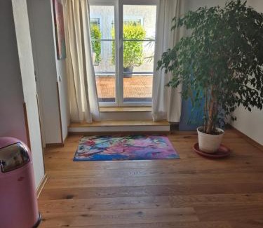 Kolbermoor Apartment | Ferienwohnung Jelen - Kaffee - Tee - Lichthof - 135 qm