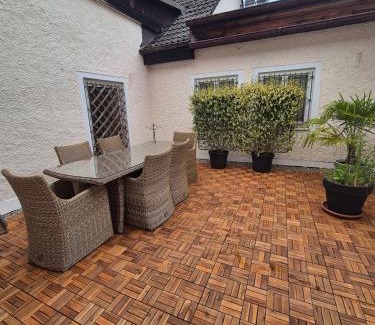 Kolbermoor Apartment | Ferienwohnung Jelen - Kaffee - Tee - Lichthof - 135 qm