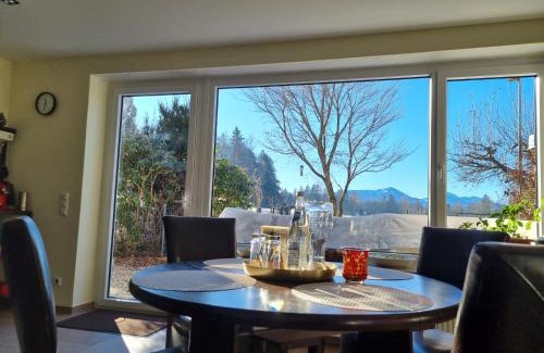 Traunstein Apartment | Ferienwohnung mit Garten und Bergblick