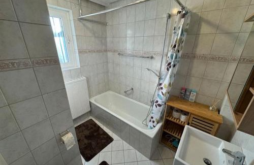 Kuenzell Apartment | Ferienwohnung-Viel Platz-großer eingezäunter Garten-vollausgestattete Küche-Wallbox