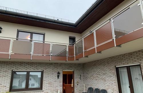 Straßenhaus Apartment | Ferienwohnungjahrsfeld