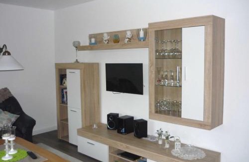 Wanderup Apartment | Ferienwohung Hanl - schöne FeWo mit 2 Schlafzimmern mit TV, Garten und großem Badezimmer