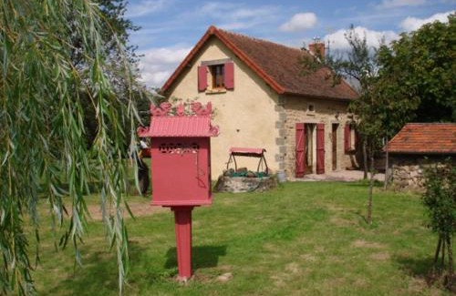 Beaune-d'Allier House | Fermette rénovée à Beaune-d'Allier avec jardin et animaux acceptés - FR-1-489-228