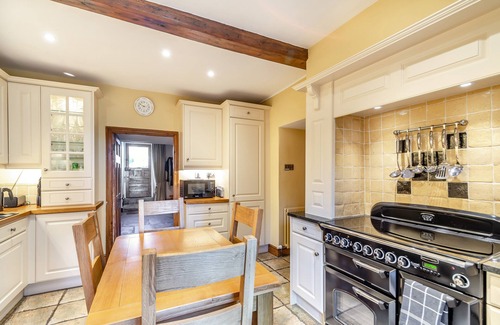 Middleham Cottage | FERNDALE HOUSE, family friendly, with a garden in Middleham