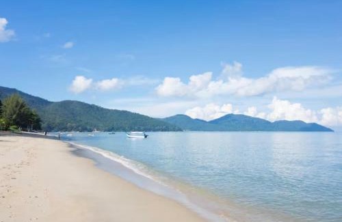 Batu Ferringhi House | FERRINGHI RESORT 5-BEDROOM with POOL, BBQ SET, WiFi, Netflix & WALK to BEACH