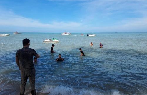 Batu Ferringhi House | FERRINGHI RESORT 5-BEDROOM with POOL, BBQ SET, WiFi, Netflix & WALK to BEACH