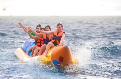 Batu Ferringhi House | FERRINGHI RESORT 5-BEDROOM with POOL, BBQ SET, WiFi, Netflix & WALK to BEACH