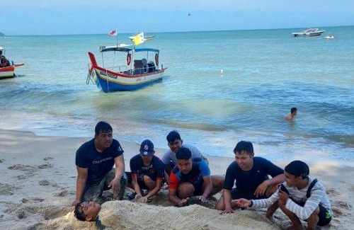 Batu Ferringhi House | FERRINGHI RESORT 5-BEDROOM with POOL, BBQ SET, WiFi, Netflix & WALK to BEACH