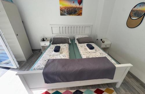 Jurgenohl Apartment | FeWo Elbo46 mit Balkon, Waschmaschine & Smart TV