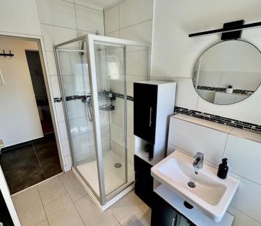 Zweckel Apartment | FeWo-Palmtrees 4 - Große moderne 2 Zimmerwohnung mit Süd-West Balkon in Gladbeck-Mitte Nähe Movie Park und Arena AufSchalke