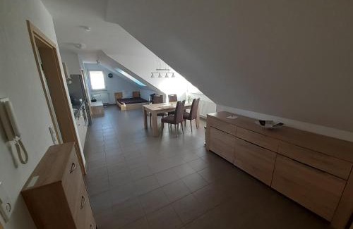 Sulzbach am Main Apartment | Fewo Steinhohle, DG 45qm, 1 Schlafzimmer & 1 Wohn-Esszimmer mit Bett